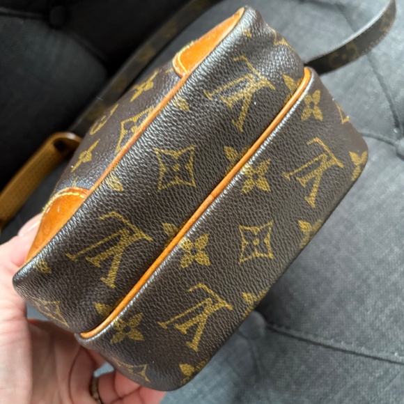 Louis Vuitton crossbody - Picture 2 of 8